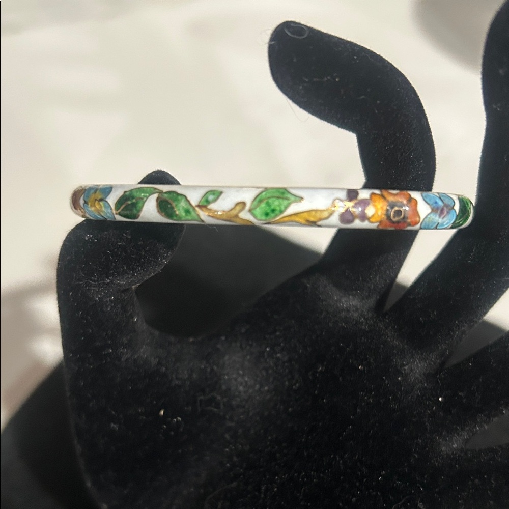 vintage white cloisonné enamel bangle bracelet with a floral design